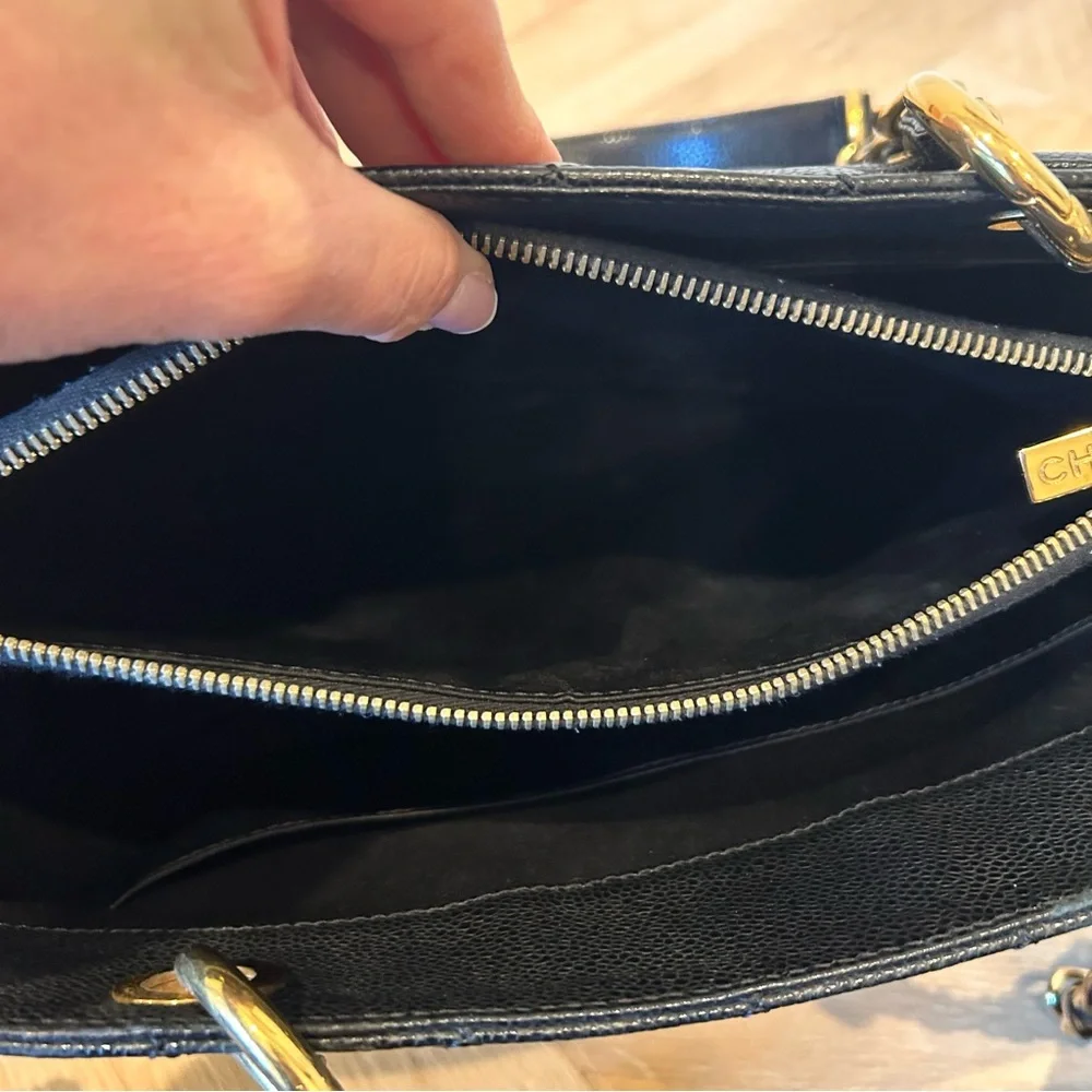 Iconic CHANEL Grand Shopping Tote in black caviar leather with gold hardware - Picture 8 of 17